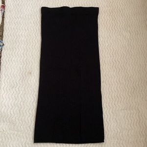 Black pencil skirt in size small, fits medium